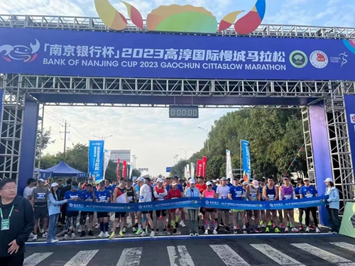 寧高潤安校車(chē)公司順利完成高淳國際慢城馬拉松比賽交通管制和防沖撞接駁任務(wù) 寧高潤安校車(chē)公司順利完成高淳國際慢城馬拉松比賽交通管制和防沖撞接駁任務(wù)